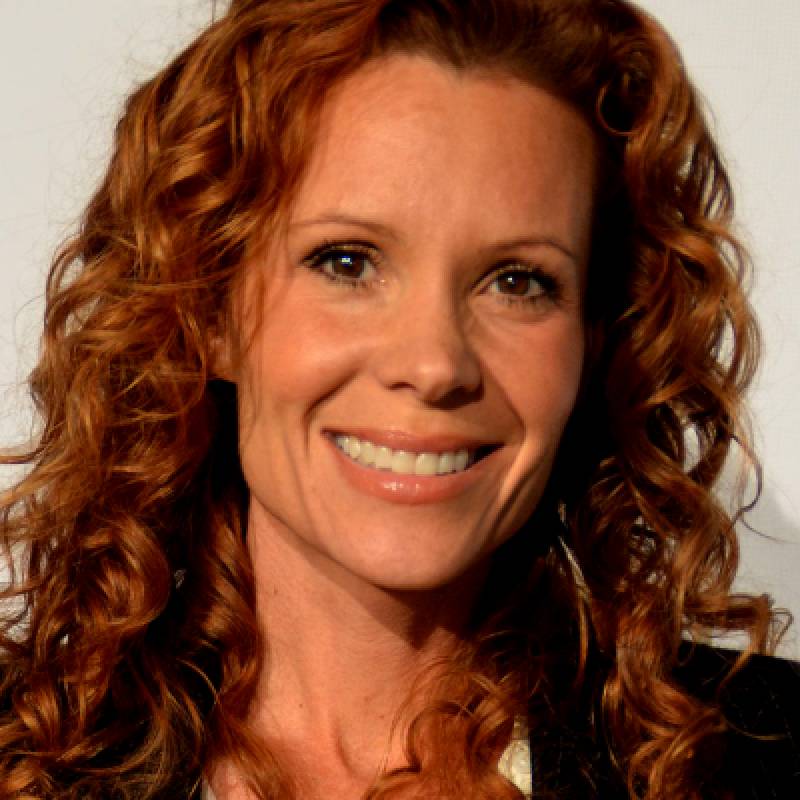 روبین لایولی - Robyn Lively