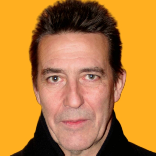 کیران هایندز - Ciaran Hinds