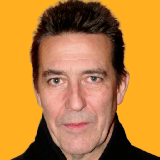 کیران هایندز - Ciaran Hinds